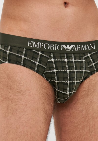 Muške gaćice u zelenoj kariranoj tkanini s bijelim linijama. Imaju mekani pojas na kojem je istaknut logo "EMPORIO ARMANI". Napravljene su od pamuka.
