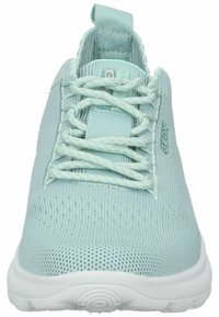 Scarpa atletica di colore azzurro chiaro con tomaia in rete traspirante, design testurizzato e suola in gomma bianca. Presenta una punta arrotondata e chiusura con lacci.