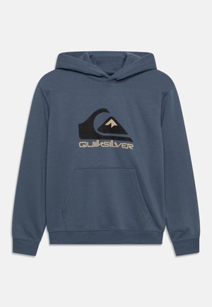 Sweat à capuche bleu avec poche ventrale et logo Quiksilver noir et beige centré sur la poitrine.