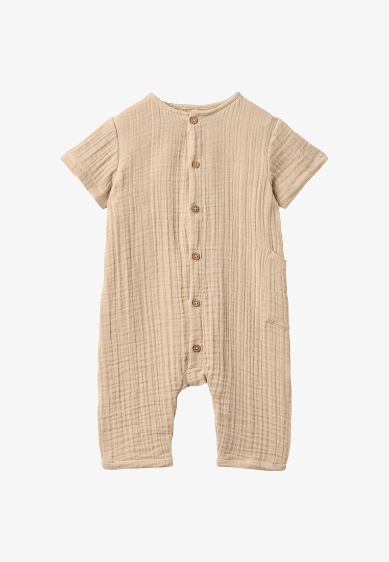 Combinaison pour bébé beige à manches courtes avec boutons en bois à l'avant et une poche latérale unique, en tissu de coton texturé.