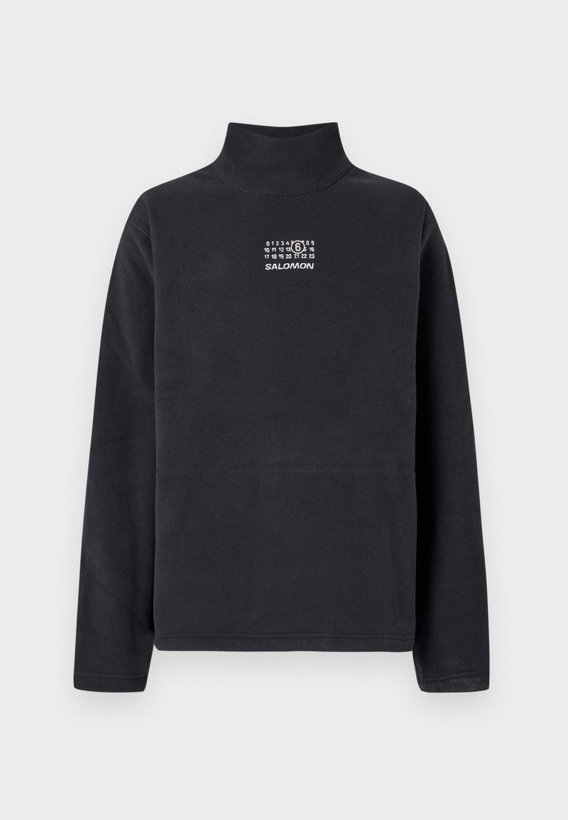 Zwarte fleece pullover met een hoge kraag, voorzien van een wit logo en een kalendervoorstelling op de borst. Soepele textuur, relaxte pasvorm.