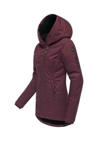 Bordowa kurtka z kapturem, zapinana na zamek błyskawiczny z przodu, wykonana z tkaniny o fakturze. Posiada boczne kieszenie oraz wewnętrzną podszewkę z polaru zapewniającą ciepło.