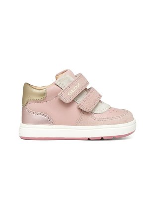 Baskets pour tout-petit rose clair avec deux bandes velcro, semelle blanche, accents beige et or, et nom de la marque Geox sur la bande supérieure.