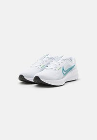 Nike Performance DOWNSHIFTER 13 - Løpesko for vei - white, blue