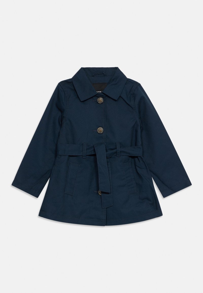 Trench en bleu marine pour enfants avec un col, des boutons à l'avant, deux poches latérales et une ceinture détachable. Tissu lisse avec un design classique.