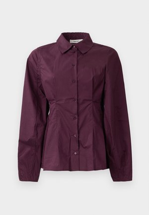 Burgundyfärbige Button-up-Hemd mit langen Ärmeln, klassischem Kragen und gefälteltem Detail an der Taille. Glatter Stoff mit dezentem Glanz.