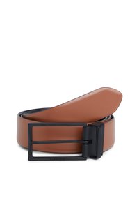 Cintura in pelle marrone con una fibbia rettangolare nera opaca. Texture liscia con una finitura leggermente lucida e linee pulite.