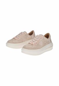 Sneaker beige in suede con una spessa suola bianca, dotate di lacci piatti e occhielli in oro rosa. Marchio laterale impresso sul materiale superiore.