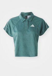 Groene geknipte polo met een textuurpatroon, korte mouwen en een wit logo op de linkerkant van de borst. Kraag met knopen en contrastafwerking.