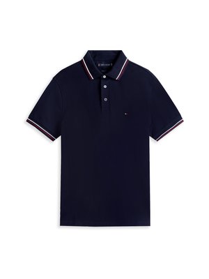 Marineblauwe poloshirt met korte mouwen, drieknopenplacket en witte, rode en marineblauwe gestreepte afwerking op de kraag en mouwen.