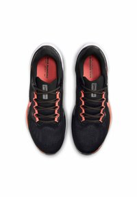 Scarpe da ginnastica nere con dettagli rosa, parte superiore in rete e lacci neri. Presentano una suola ammortizzata e una superficie testurizzata per una migliore aderenza.