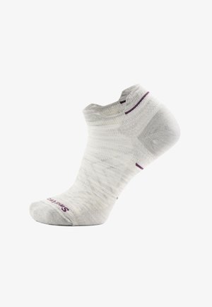 Chaussette chevillère gris clair avec talon et pointe gris foncé, présentant de fines rayures violettes près du bord et un texte imprimé sur la pointe.