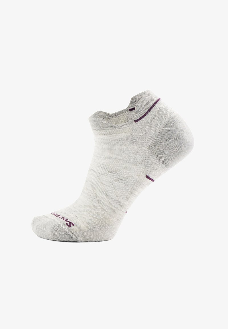 Chaussette chevillère gris clair avec talon et pointe gris foncé, présentant de fines rayures violettes près du bord et un texte imprimé sur la pointe.