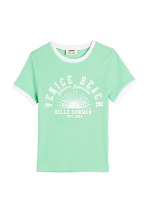 T-shirt a righe verde menta con bordi bianchi e stampa grafica. Presenta la scritta "VENICE BEACH" e un design solare. Maniche corte e tessuto morbido.