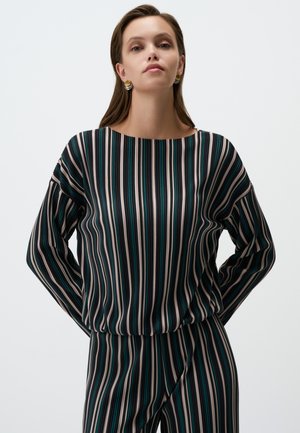 Blusa a righe in verde scuro, beige e turchese. Presenta maniche lunghe e un ampia scollatura. Tessuto liscio e leggero con righe verticali.