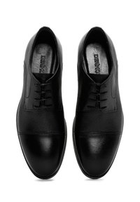 Chaussures habillées en cuir noir avec une finition texturée, présentant un bout lisse, un design à lacets et une semelle intérieure rembourrée pour le confort.