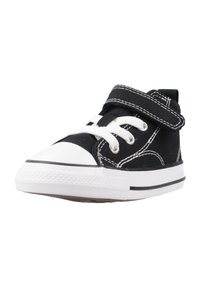 Sneaker nera in tela con punta e suola in gomma bianca. Caratterizzata da lacci bianchi e una patta in velcro per la chiusura. Dettagli di cucitura a contrasto.