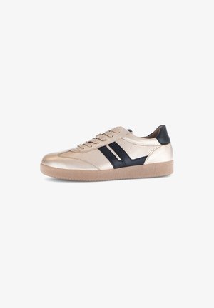 Sneakers mit einem metallisch beigen Obermaterial, schwarzen Akzenten und Schnürsenkeln. Strukturierte Gummisohle in hellbraun. Klassisches Low-Top-Design.