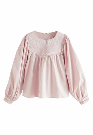 La blusa rosa a maniche lunghe presenta uno scollo ricamato a pescato, chiusura con bottoni e corpino arricciato con polsini elasticizzati. Realizzata in morbido cotone.