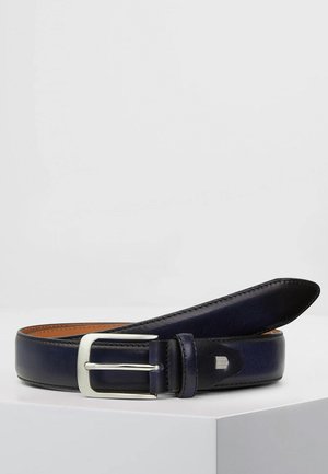 Marine leren riem met een gladde textuur, rechthoekige zilveren metalen gesp en een bijpassende leren lus voor een veilige sluiting.