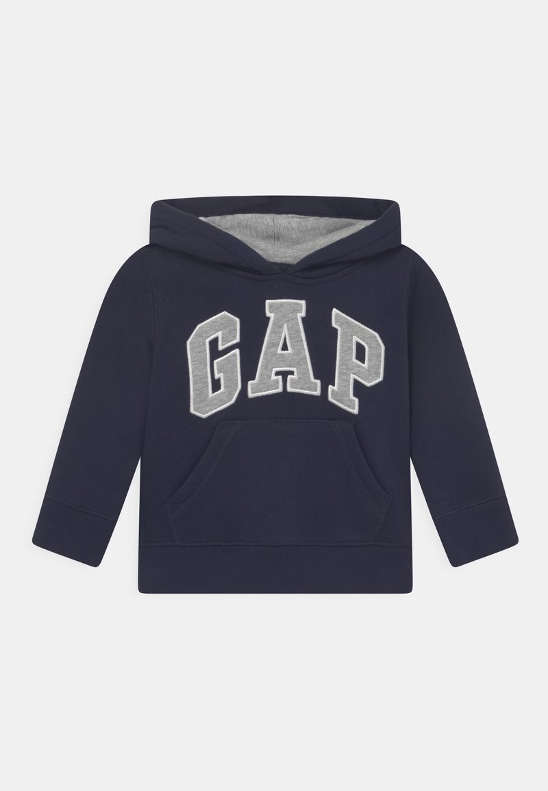 Sweat à capuche pour tout-petit bleu marine avec capuche doublée grise, poche kangourou à l'avant, et grandes lettres grises "GAP" sur la poitrine.