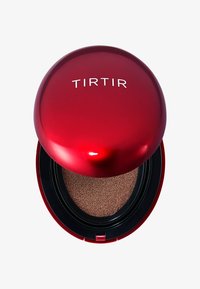 Röd kompakt med en glänsande yta och varumärket "TIRTIR" på toppen. Inuti finns en kudde med en svampliknande texture.