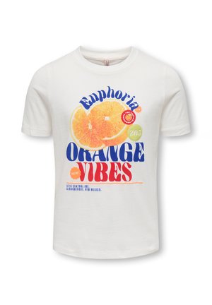 Witte T-shirt met korte mouwen met afbeelding van een sinaasappelschijfje en tekst "Euphoria Orange Vibes" in blauw en rood, en een adres in kleine blauwe letters.