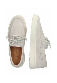 Zapatos de ante gris claro con punta redonda, diseño de cordones y suela de goma crema. Presentan costuras decorativas y un forro interior marrón.
