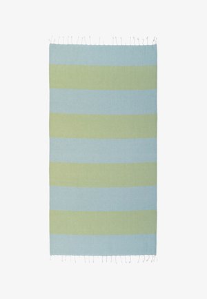 Tapis rectangulaire tissé avec des larges rayures horizontales alternées en bleu clair et vert doux, avec des franges sur les bords les plus courts.