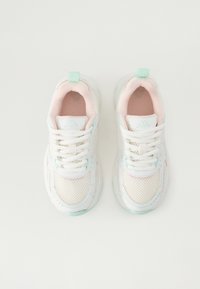 Calçado atlético branco com material em malha, detalhes em rosa claro e verde menta, solas texturizadas e design com atacadores. Apresenta um pequeno logótipo na lingueta.