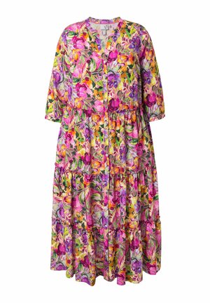 Robe maxi fleurie avec un devant boutonné, manches 3/4, niveaux superposés et couleurs vives incluant des motifs roses, violets, jaunes et verts.