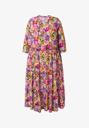 Bloemenmaxi-jurk met een geknoopte voorkant, driekwarts mouwen, lagen en levendige kleuren waaronder roze, paars, geel en groene patronen.