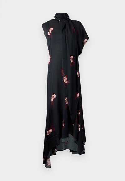 Schwarzes Seidenkleid mit floralen Mustern in Burgunderrot und Pink. Asymmetrischer Saum und ein hoher Kragen mit drapiertem Schal-Detail.