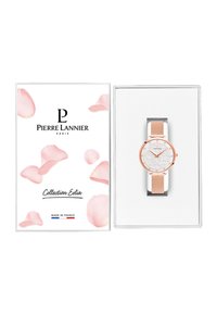 Reloj de oro rosa con una esfera texturizada blanca, correa de malla y acentos plateados, presentado en una caja blanca con elementos de diseño floral.