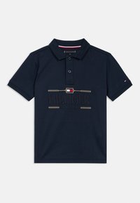 Námornícky polo tričko s golierom, ktoré má vyšívané logo "HILFIGER" a akcenty v červenej, bielej a zlatej. Mäkká bavlnená tkanina.