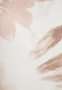 Abstrakt kangas, jossa on pehmeitä vaaleanpunaisia ja beigejä siveltimenvetoja vaalealla taustalla, tasaisella, hieman teksturoidulla pinnalla.