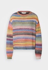 Gebreide trui met meerkleurige horizontale strepen, voorzien van een ronde halslijn en geribde mouwen en zoom. Zachte, gestructureerde garen met variërende tinten.
