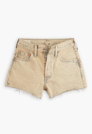 Beige denim shorts med en flosset kant, fem-lommeredesign og orange nitter. Har en knap-fly lukning og synlige syninger.