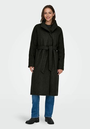 Mørkegrå, lang uldfrakke med høj krave og taljebånd, der har en lige pasform og sidelommer, parret med blå jeans og sorte støvler.
