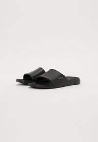Infradito neri con un design superiore liscio e una finitura strutturata, stile open-toe e un contrastante logo del marchio dettagliato sul lato.