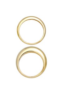Goldfarbene Metallringe mit einer glatten, polierten Oberfläche. Ein Ring hat eine abgerundete Oberseite; der andere ist flach. Beide haben eine glänzende Oberfläche.