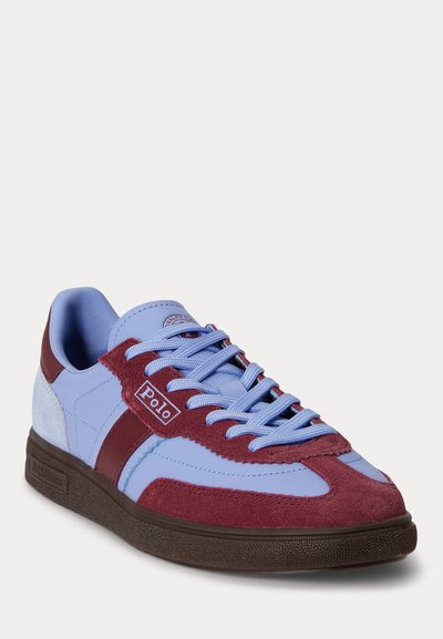 Sneaker χαμηλού τύπου με ανοιχτό μπλε δέρμα και μπορντό πάνελ από σουέτ, μπλε κορδόνια, σκούρα καφέ σόλα και λογότυπο Polo στο πλάι.