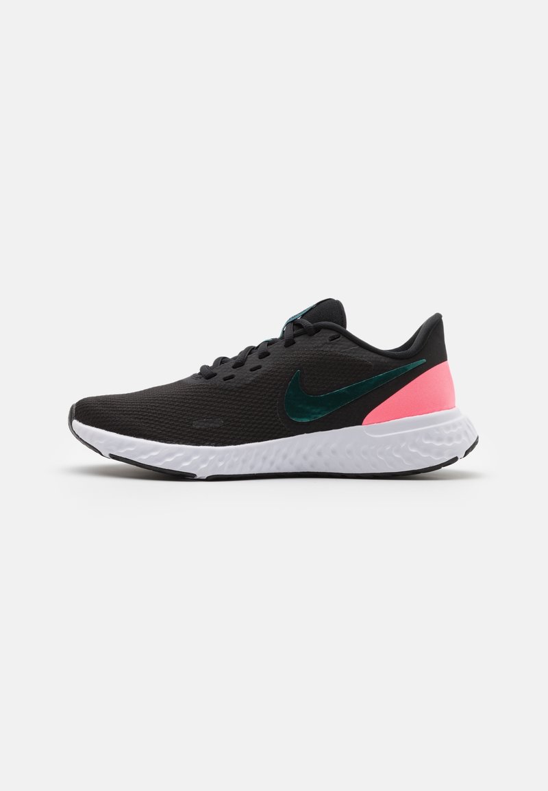 Chaussure de course Nike noire avec logo swoosh vert foncé, accent rose au talon, semelle texturée blanche et lacets noirs sur un fond neutre.