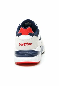 Bijele, mornarskoplave i crvene tenisice s teksturiranim petnim dijelom i glatkim prstom, s logotipom i udobnom potplatom s uzorkovanim akcentima.