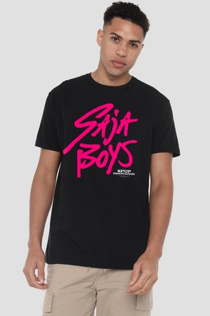 Junger Mann trägt ein schwarzes T-Shirt mit auffälligem pinkfarbenem Schriftzug "SAJA BOYS" und kleinerem weißem Schriftzug "K-POP DEMON HUNTERS" vorne, beige Shorts.