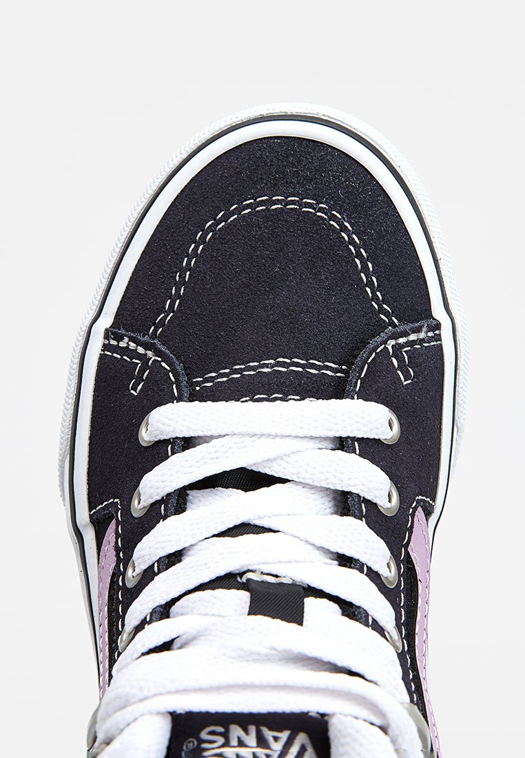 Schwarze Leinenschuhe mit weißen Schnürsenkeln, einem lila Seitenstreifen und kontrastierendem weißen Nähten. Runde Zehenkappe mit Gummisohle.