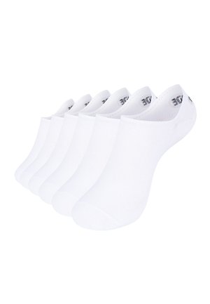 Seis pares de calcetines tobilleros blancos lisos sin mostrar, dispuestos en fila sobre un fondo blanco.