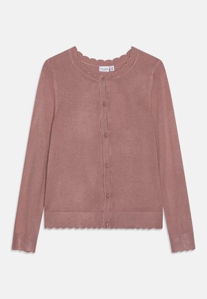 Rosa stickad cardigan med vågig halsringning, sex knappar framtill och vågiga nederkanter vid ärmar och nederkant. Mjuk textur, lång ärm.