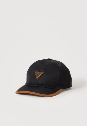 Casquette de baseball noire avec une bordure marron sur la visière et un patch logo Guess triangulaire au centre devant.