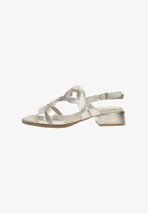 Sandales à talons argentés avec des brides métalliques texturées, design à bout ouvert, bride de cheville avec boucle, et un talon bas.